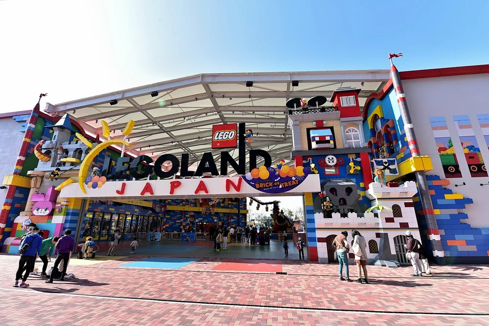 名古屋 LEGOLAND Japan 正面入口,彩色積木立面與大型招牌前有遊客行走