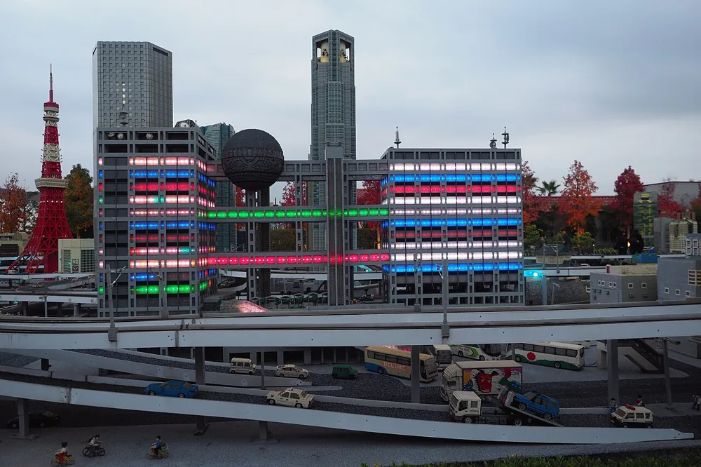 MINILAND 東京積木模型,紅色東京鐵塔、球形建築、亮燈窗格與高架道路並列