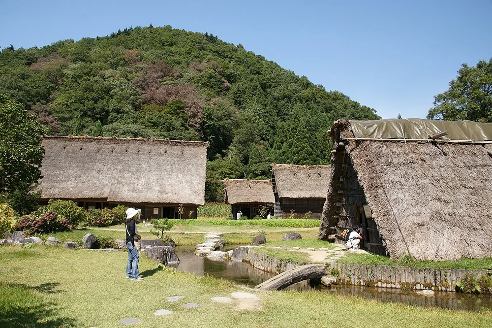 白川鄉合掌造民家園的茅草屋與水池