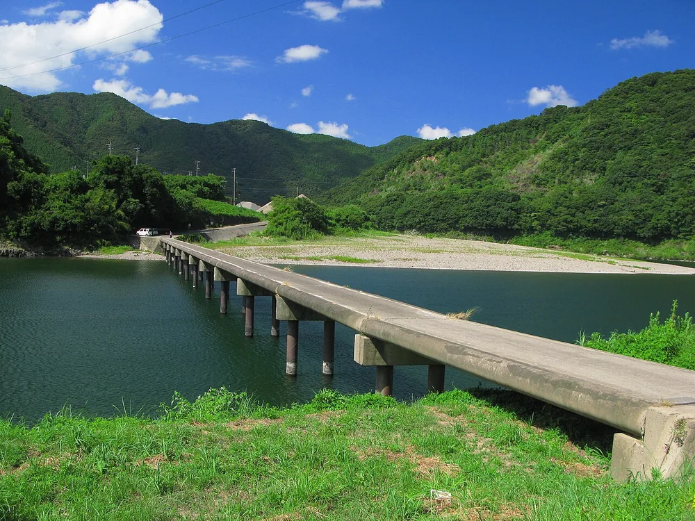 四萬十川的三里沈下橋