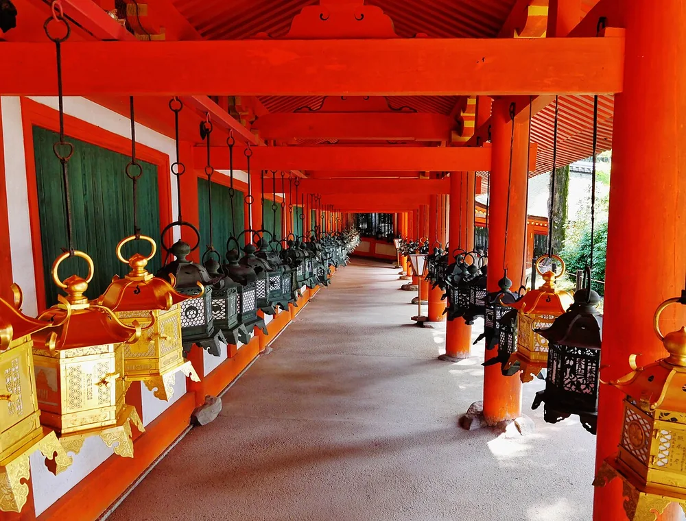 春日大社朱紅色東回廊內成排懸掛的釣燈籠
