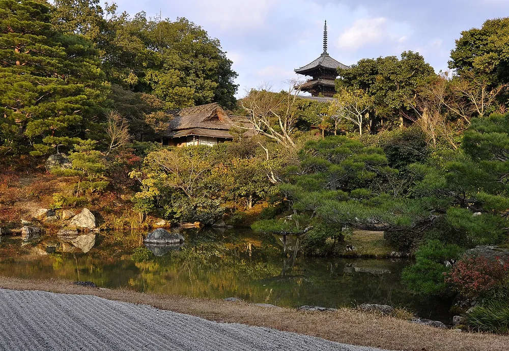 仁和寺北庭的池水、樹木與遠方五重塔