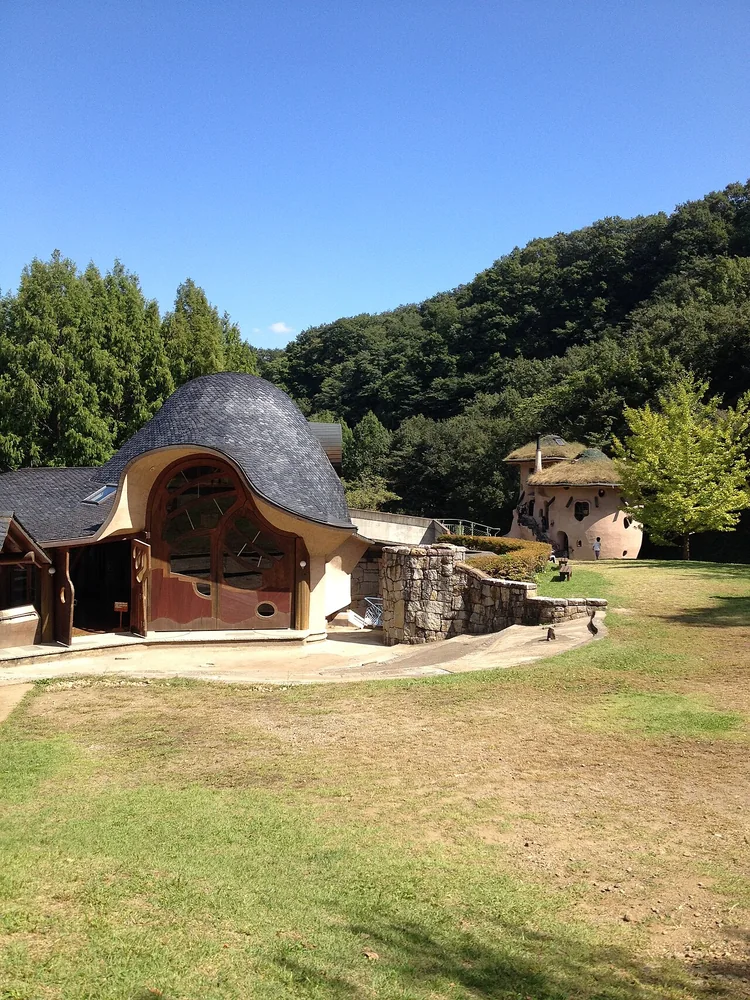 曙光兒童森林公園的造形建築與草地(2013年9月)
