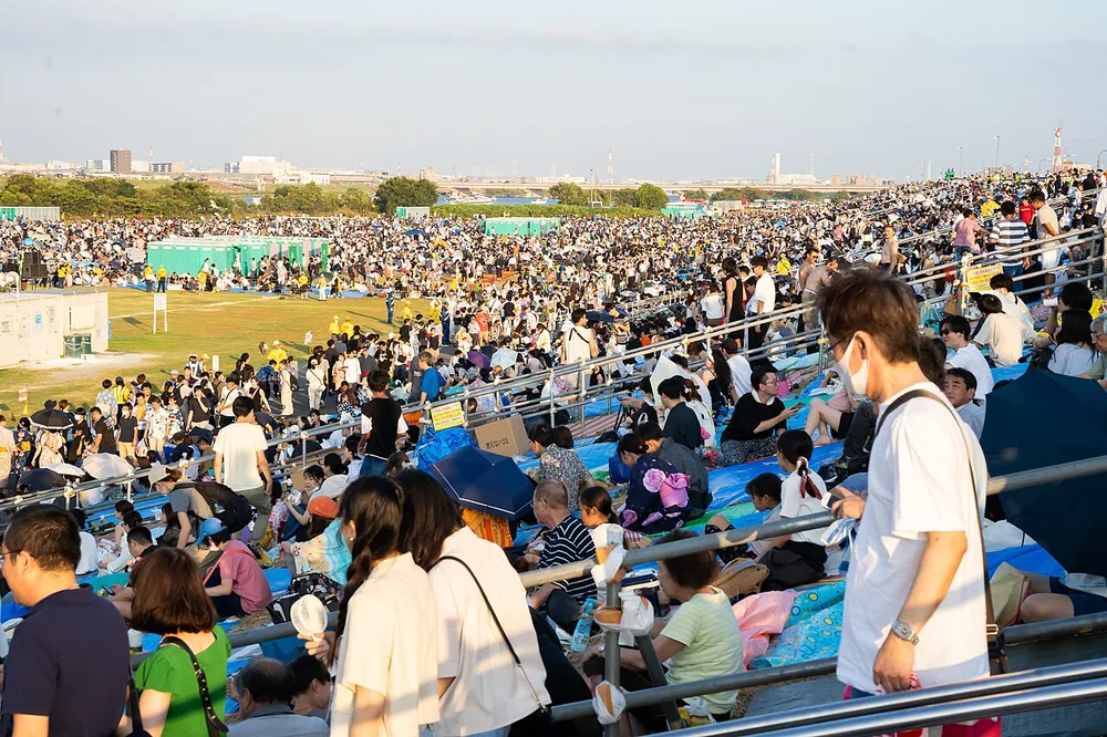 江戶川花火大會開始前的河岸觀眾席(2023年8月)
