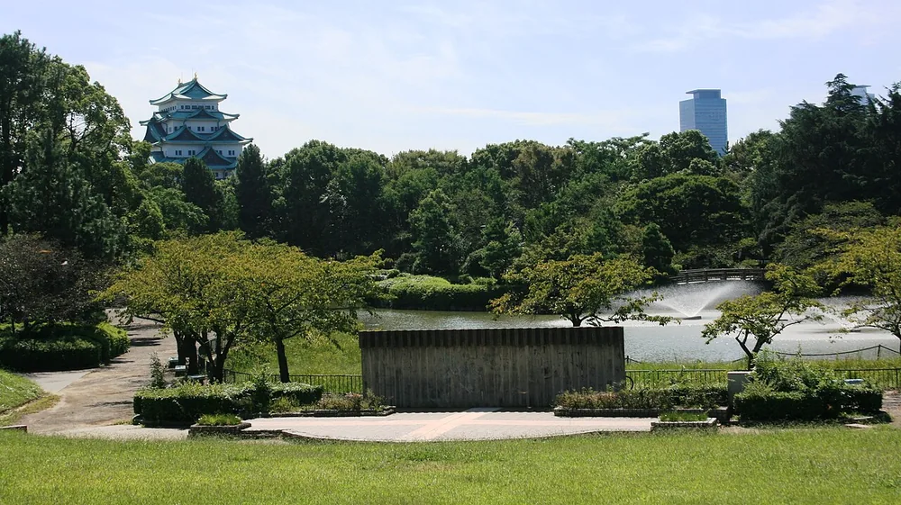 名城公園御深井池一帶與遠方名古屋城(2011年9月)