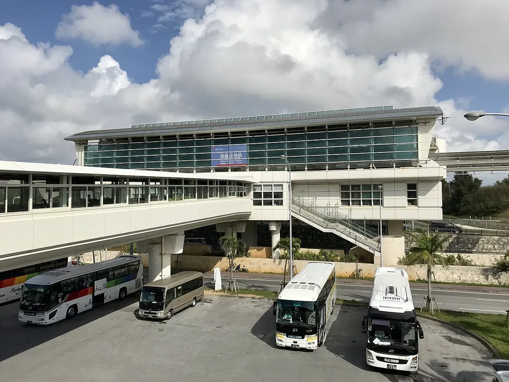 那霸機場站與連通廊道外觀(2020年2月)