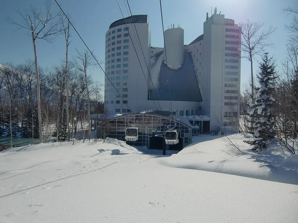 Niseko Village纜車與後方Hilton飯店外觀（2022年2月）