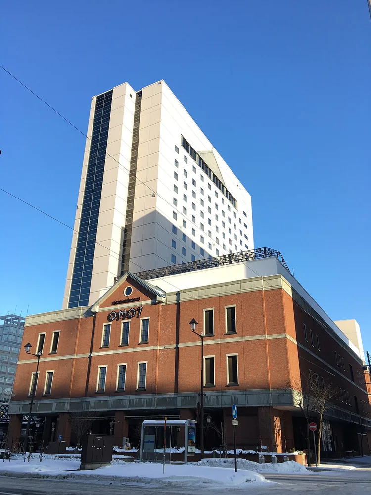 OMO7旭川的入口樓體與高樓外觀（2020年1月）