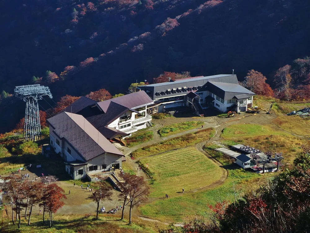 從山坡俯瞰天神平站舍(2015年10月)