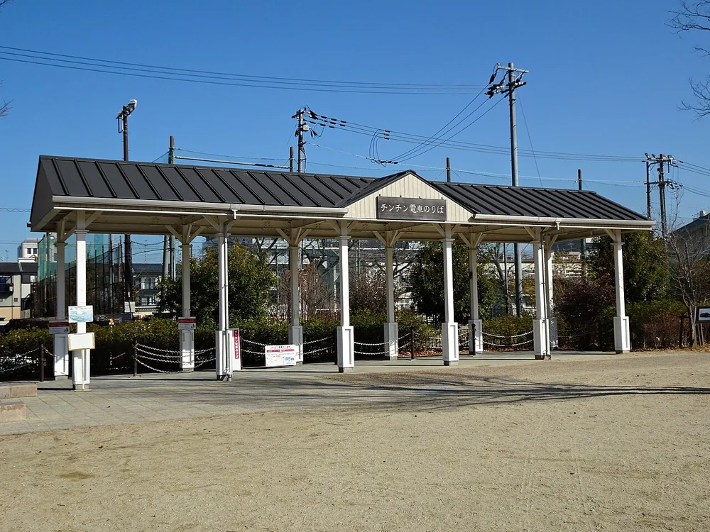 梅小路公園叮叮電車的乘車亭,屋頂標有「チンチン電車のりば」(2025年2月)