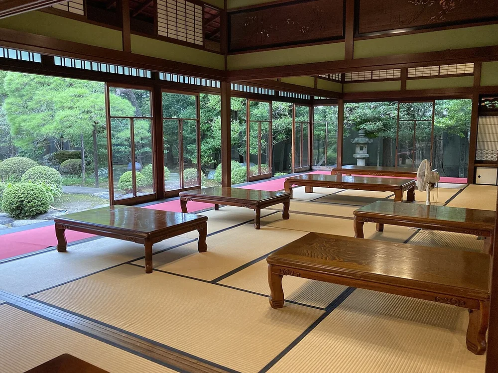 山本亭和室與窗外庭園（2022年8月）