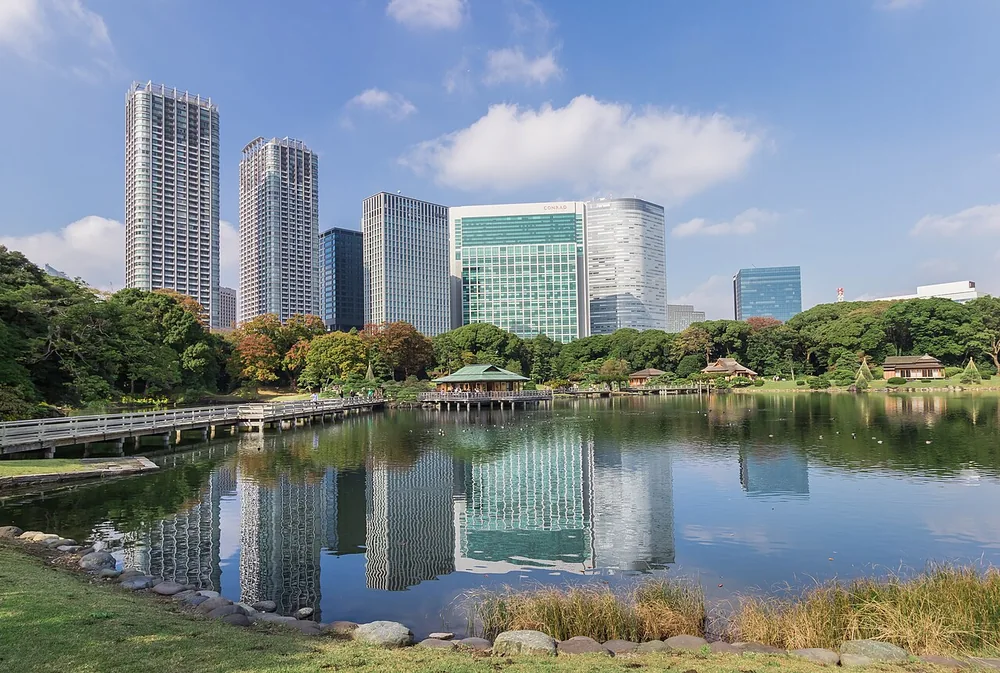 濱離宮庭園的池水、木橋與汐留高樓(2018年11月)
