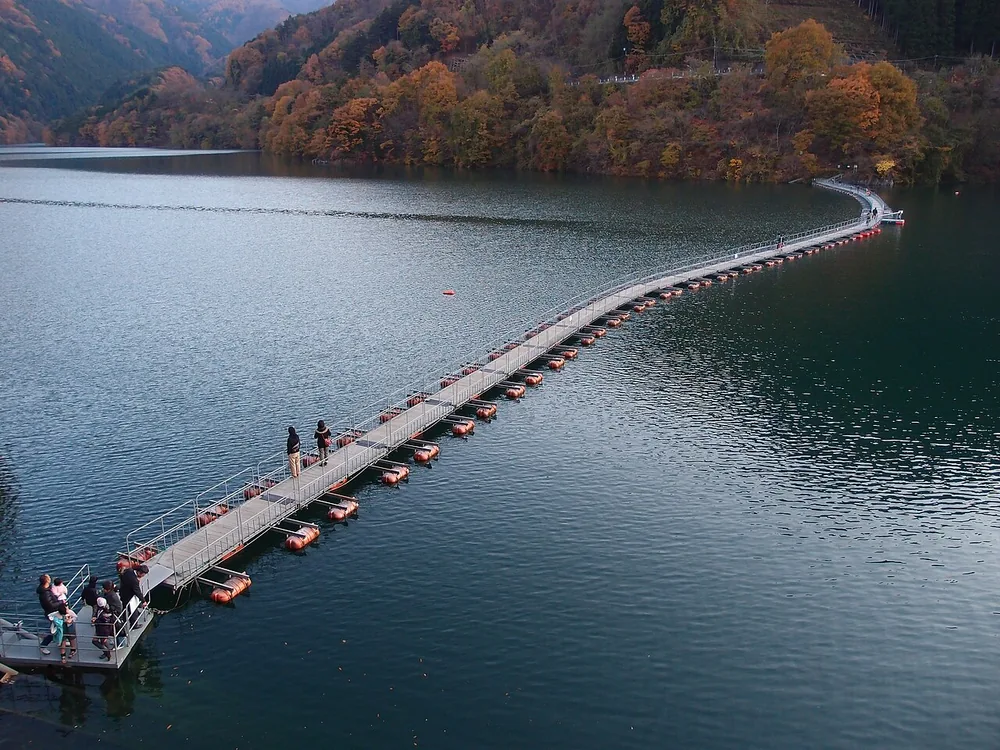 奧多摩湖麥山浮橋與湖畔秋景