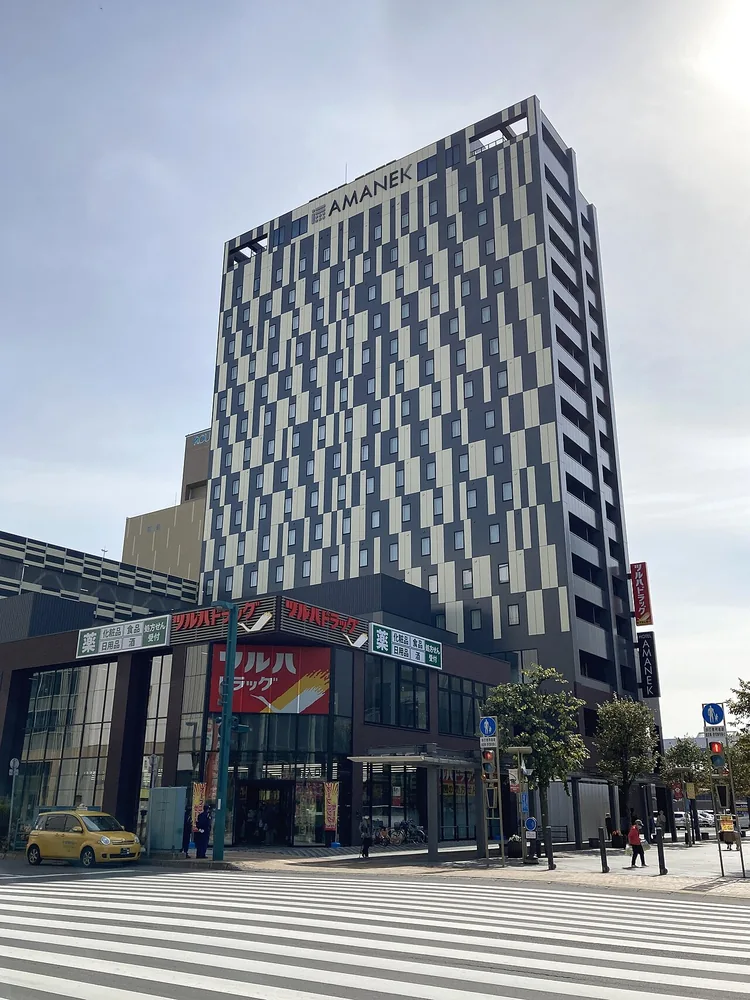 HOTEL AMANEK旭川所在的ツルハ旭川中央ビル