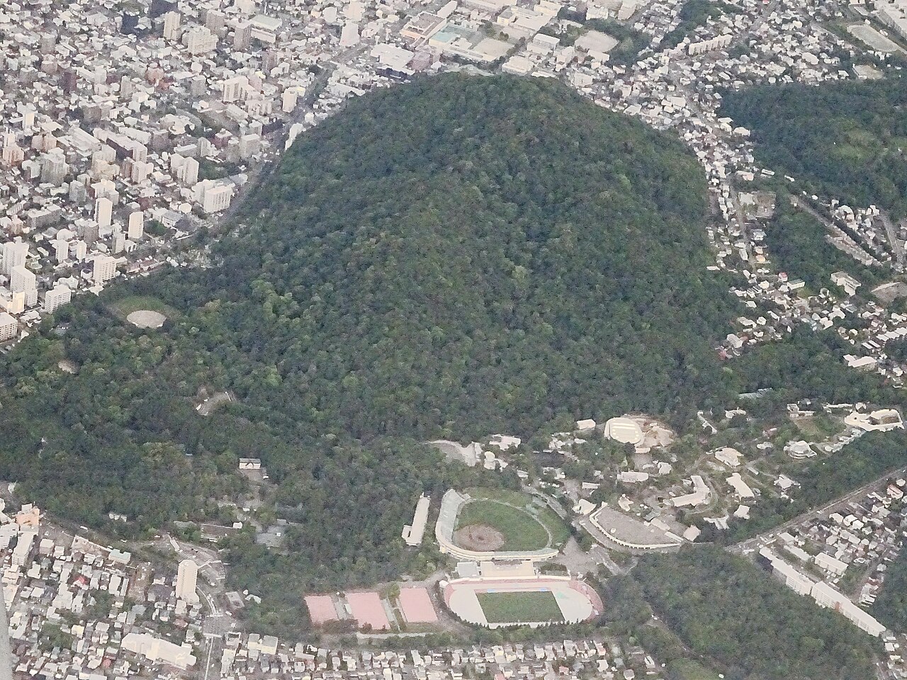 圓山公園周圍綠地與札幌街區的空中景觀