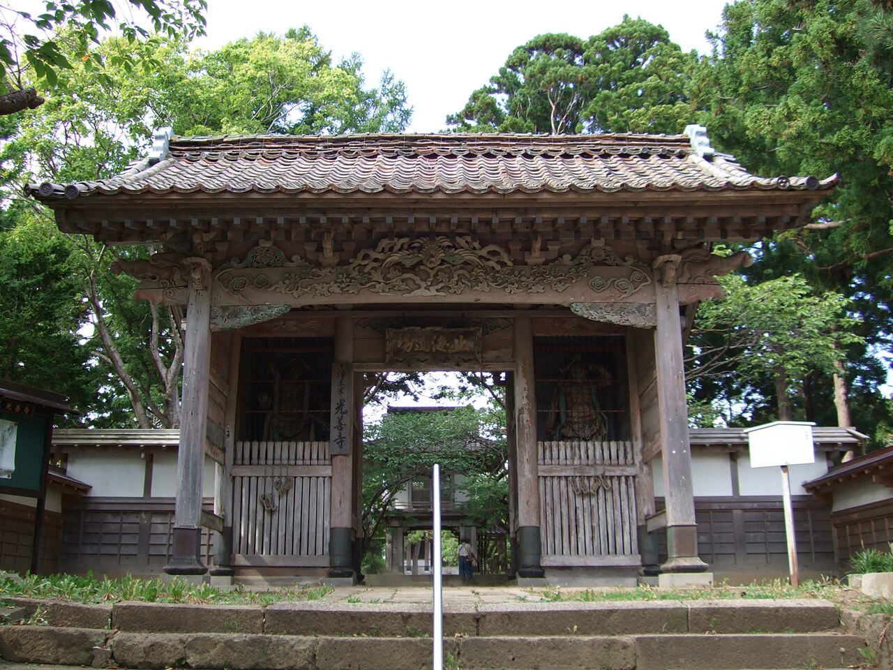 北海道松前町光善寺木造山門，門前有階梯與扶手