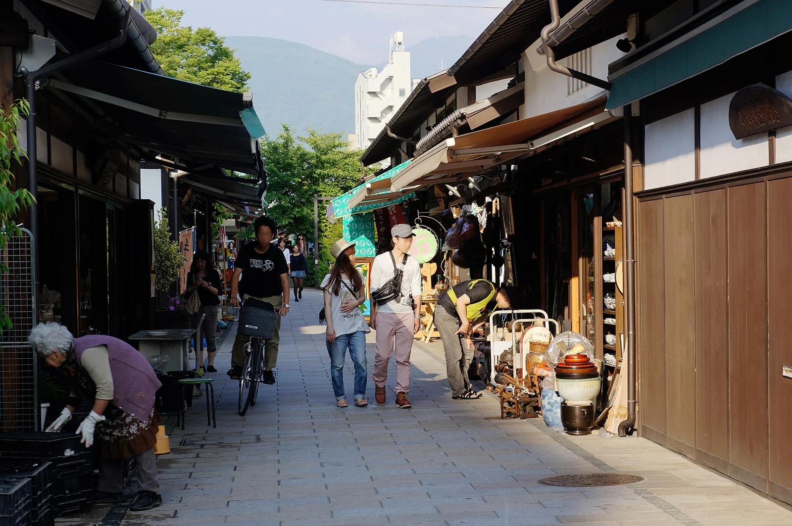 松本繩手通兩側低矮商店與石板步道