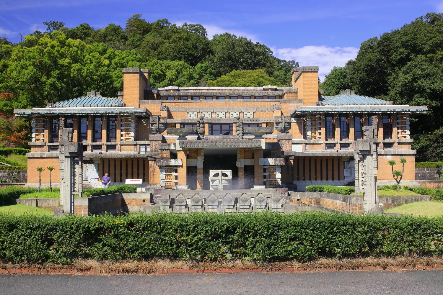 明治村帝國飯店中央玄關正面，兩側塔屋與幾何石飾