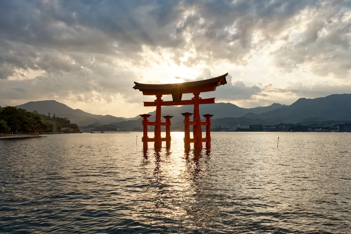 嚴島神社大鳥居與夕陽下的海面