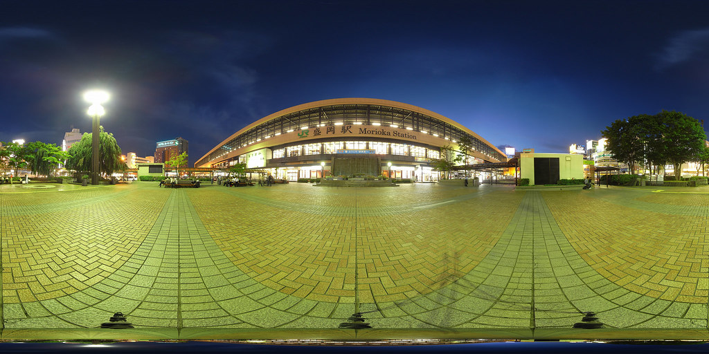 夜間亮燈的盛岡站弧形站房與站前廣場全景（2008年）