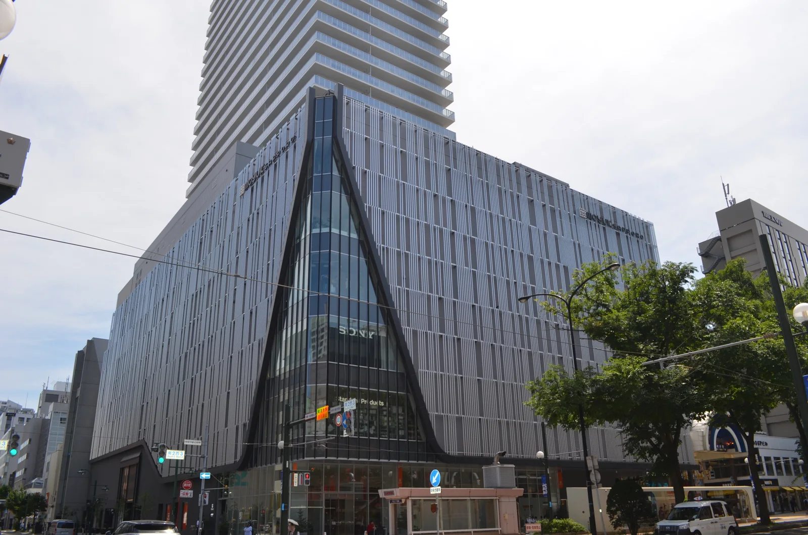 從街口仰望moyuk SAPPORO商業設施與上方住宅塔樓