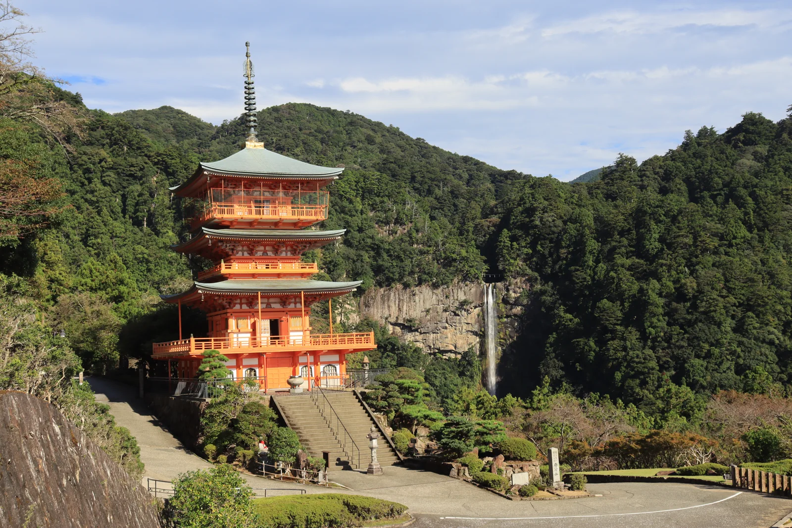青岸渡寺三重塔與遠方那智瀑布,前景可見通往塔前的階梯