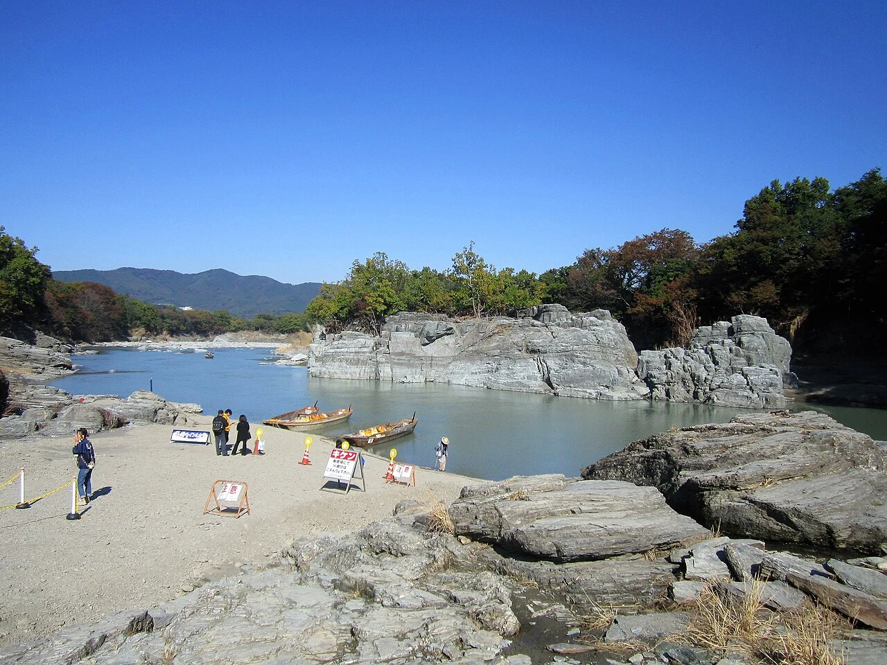 長瀞岩疊乘船處靠岸的和船與荒川岩壁