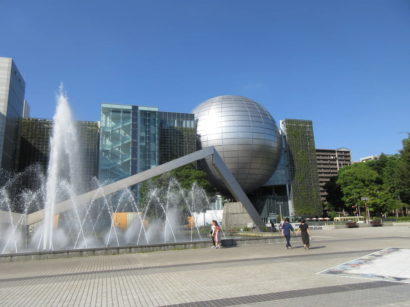 名古屋市科學館銀色球體與白川公園前方噴泉