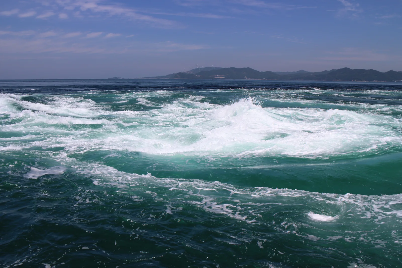 鳴門海峽海面上的白色浪花與迴旋潮流
