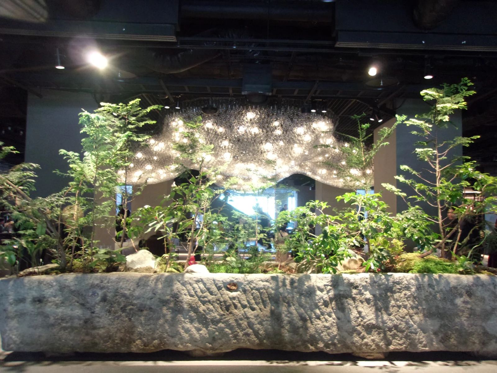 MIMURE入口的大塊石景、植栽與室內燈飾