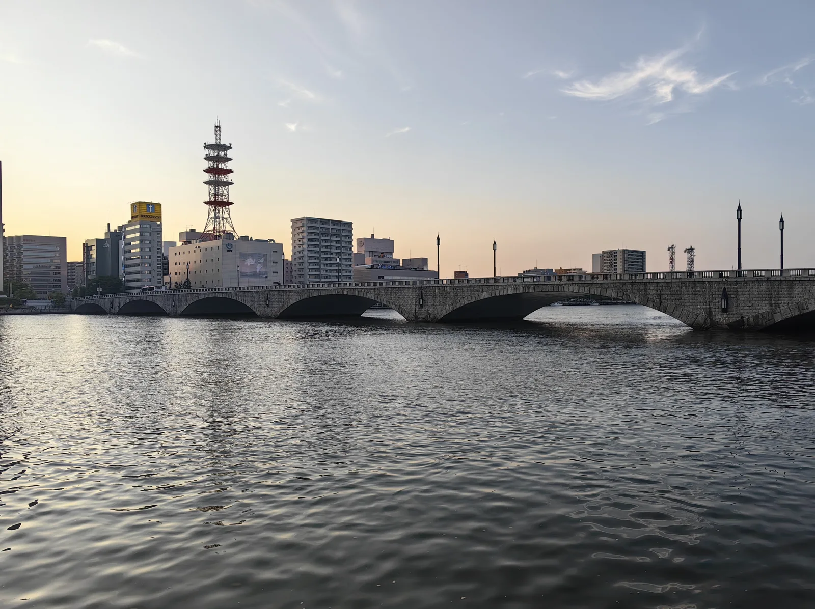 信濃川上的萬代橋與河岸建築