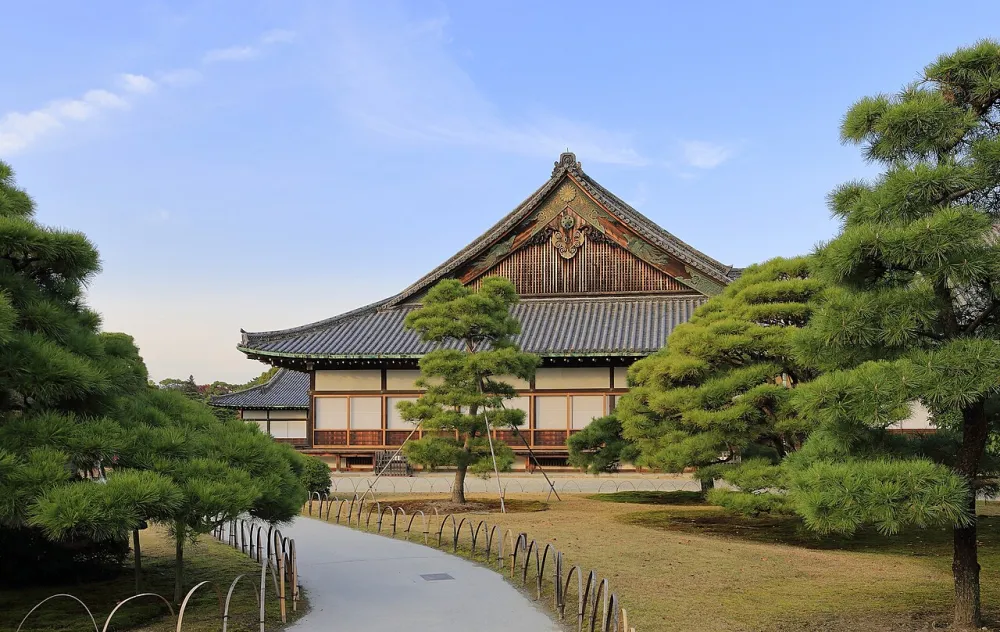 二條城二之丸御殿外觀與前方庭地