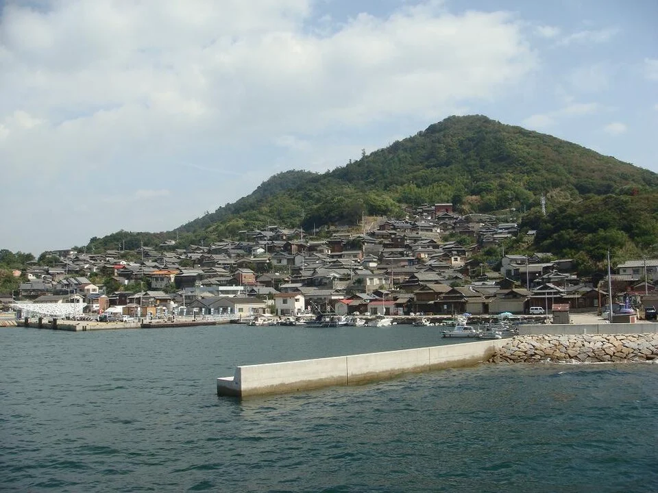 男木港與斜坡上的聚落(2010年)