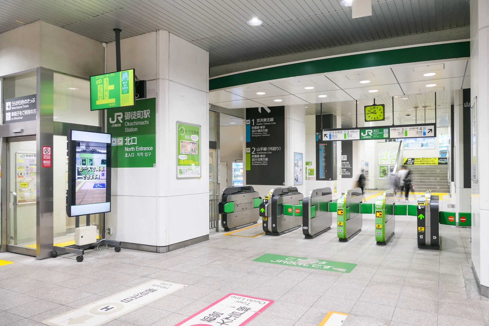 JR御徒町站北口的綠色改札機、站名牌與月台方向標示