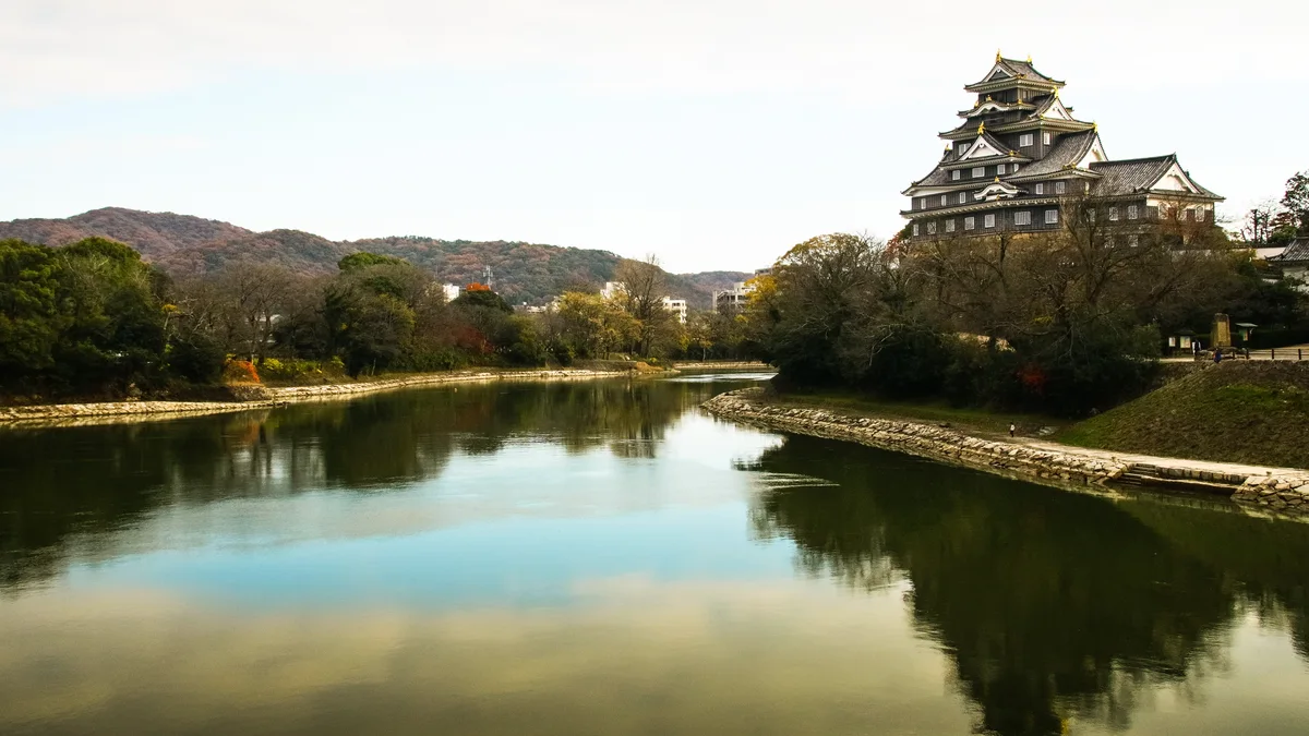 旭川河面與岡山城天守