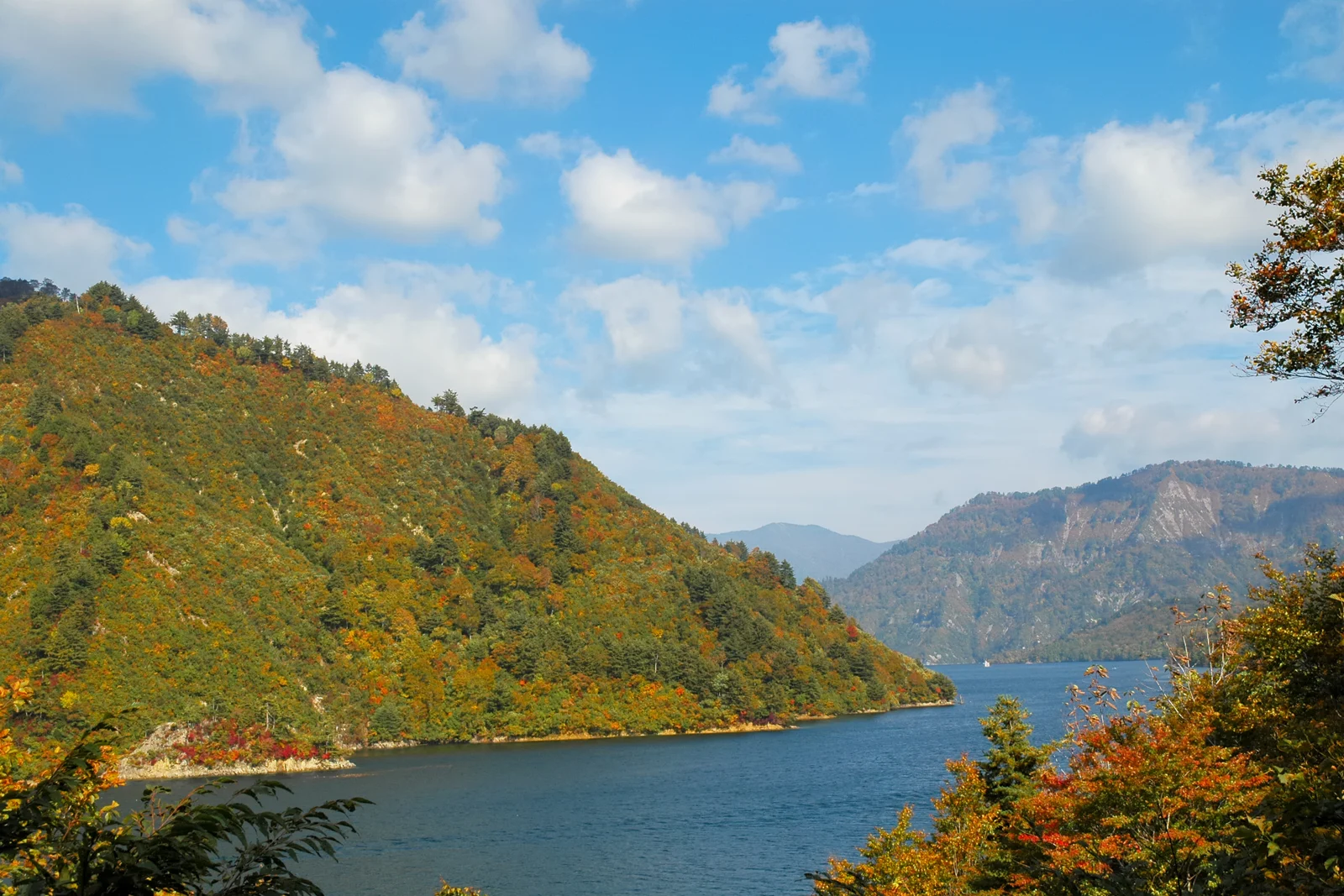 秋季奧只見湖水面與環繞湖岸的紅黃山林