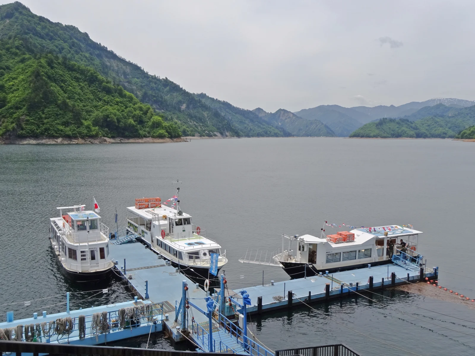 奧只見湖遊覽船與浮動碼頭(2023年6月)。