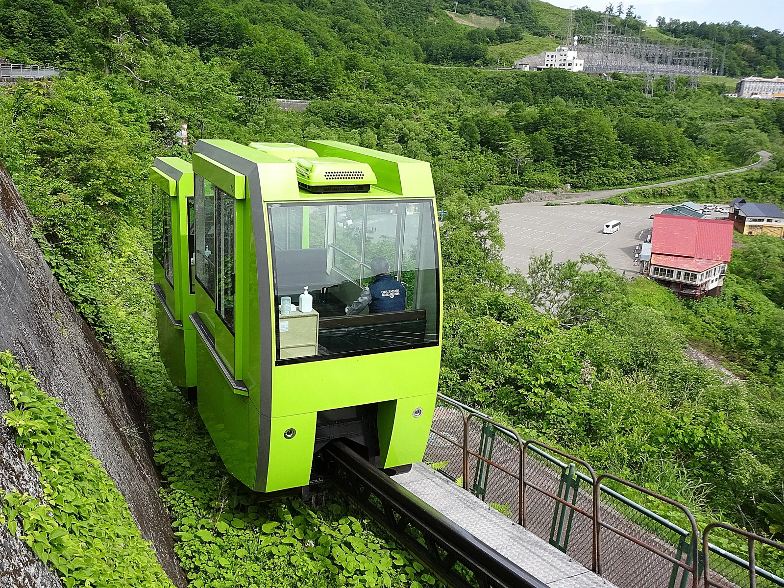 奧只見坡道纜車與下方停車場(2023年6月)。