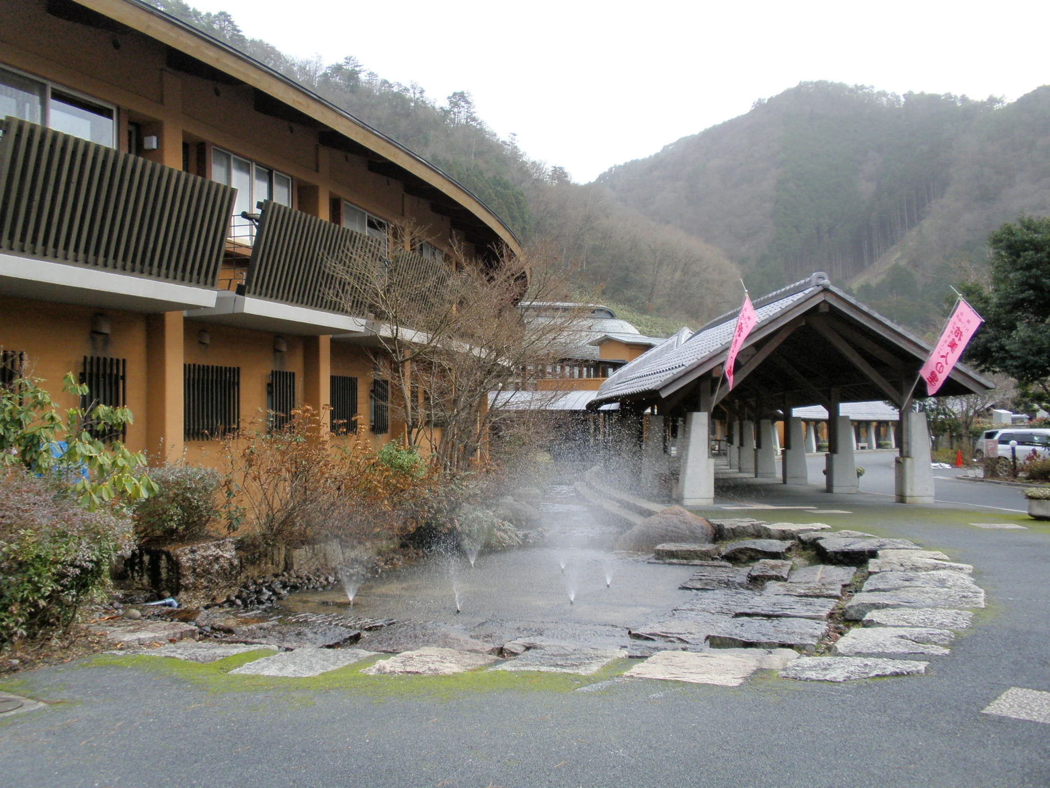 花美人之里木造建築入口與前庭