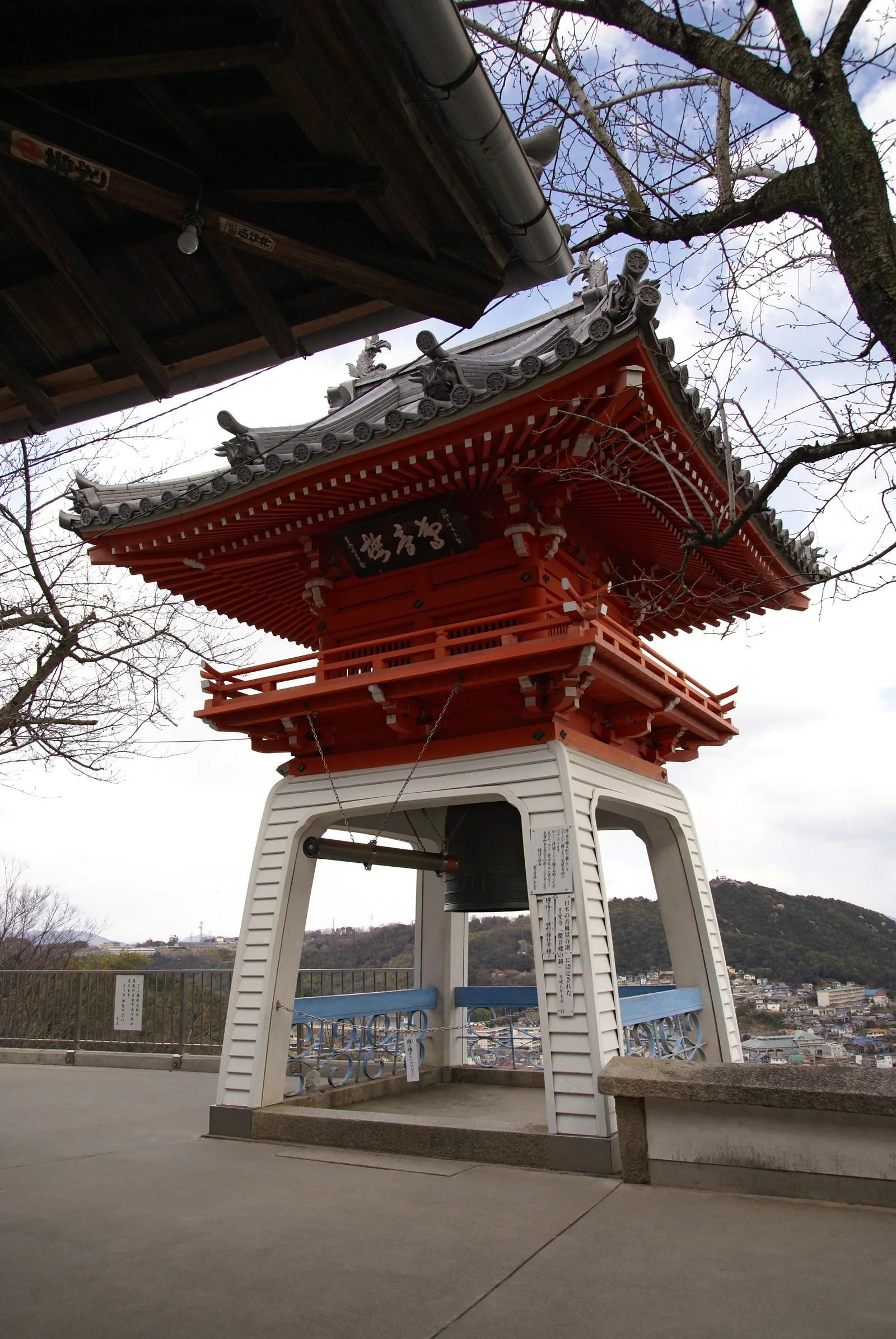 千光寺朱紅鐘樓、鐘體與後方尾道水道,2008年2月16日