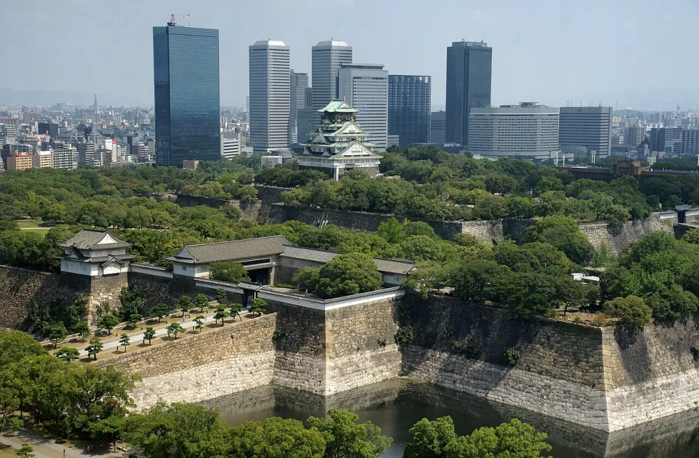 大阪城天守、石垣與護城河遠景。