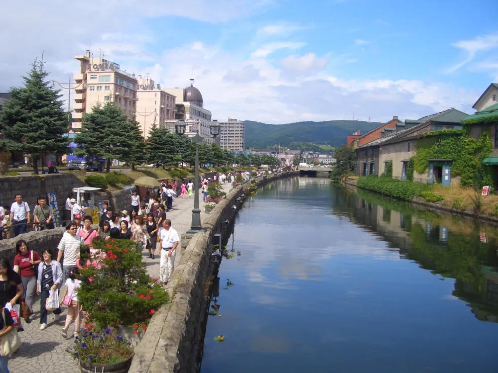 小樽運河與沿岸倉庫。