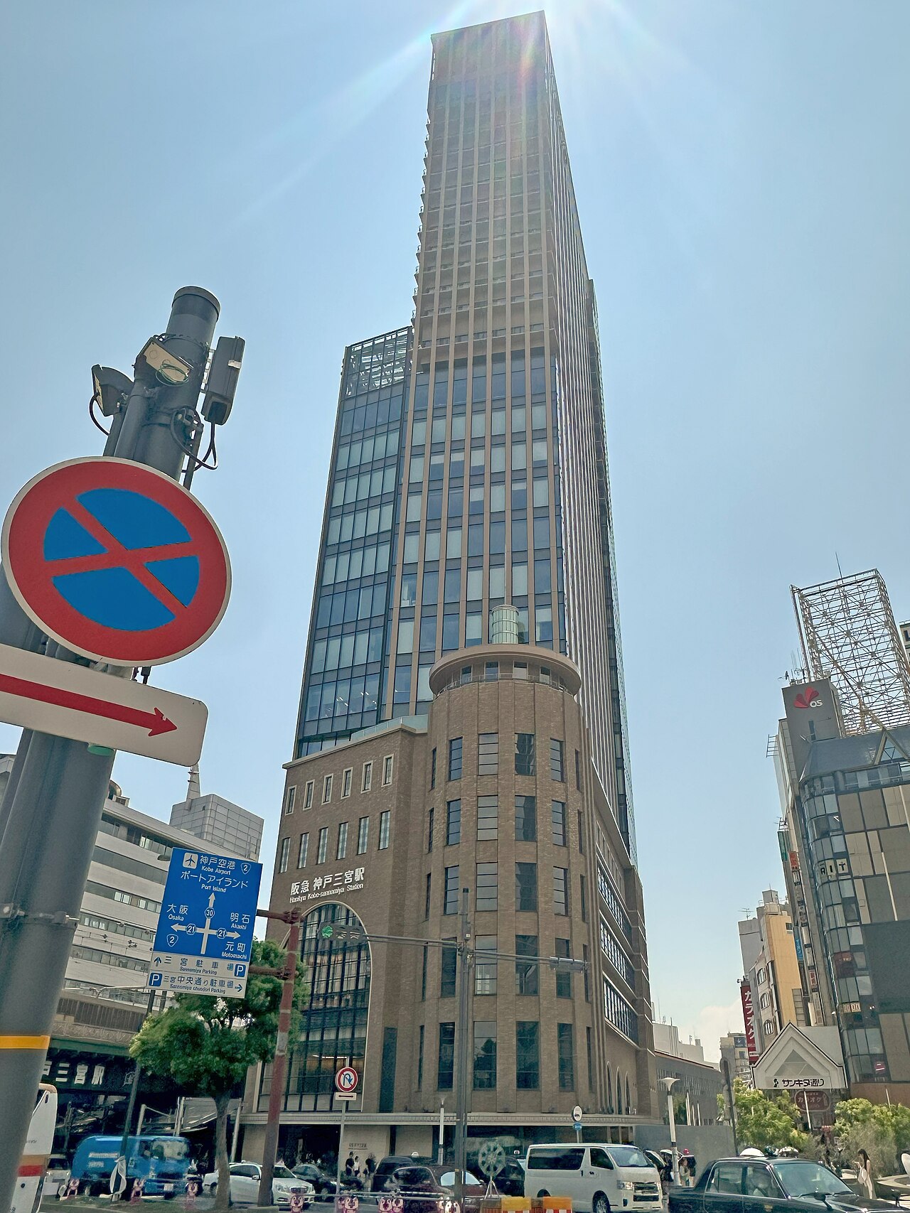 remm plus神戶三宮所在的神戶三宮阪急大樓高樓與車站入口