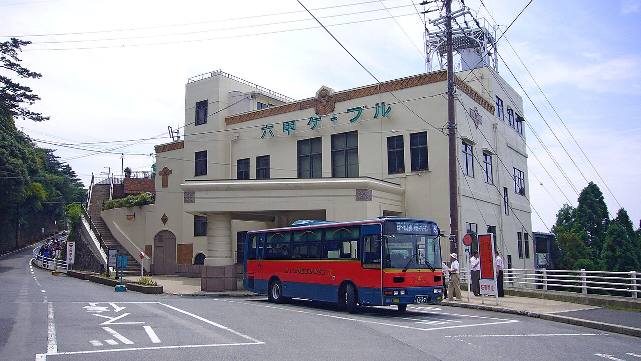 六甲纜車山上站外牆與停在站前的巴士