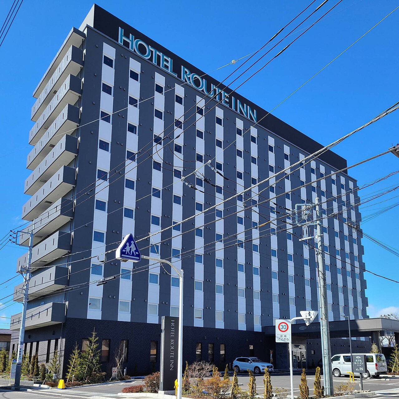 Route-Inn沼田飯店的外牆、招牌與前方車輛