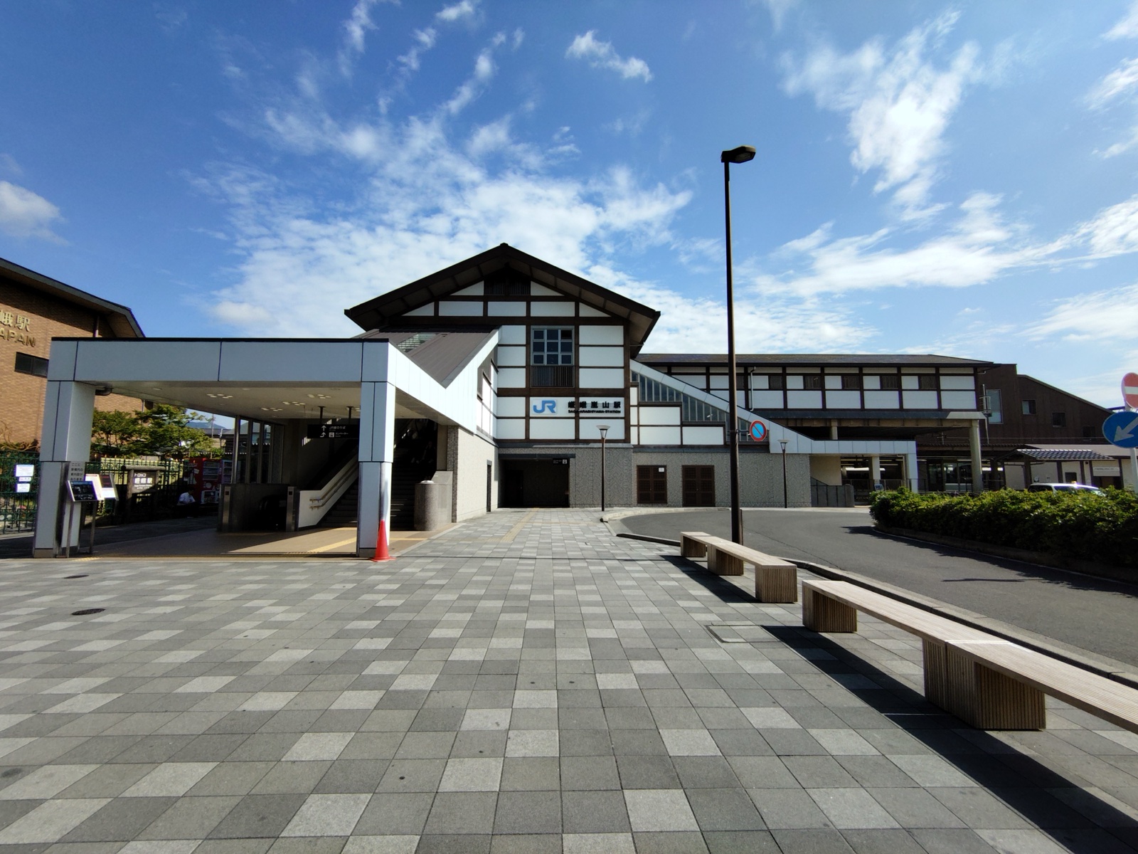JR嵯峨嵐山站南口的站屋與廣場