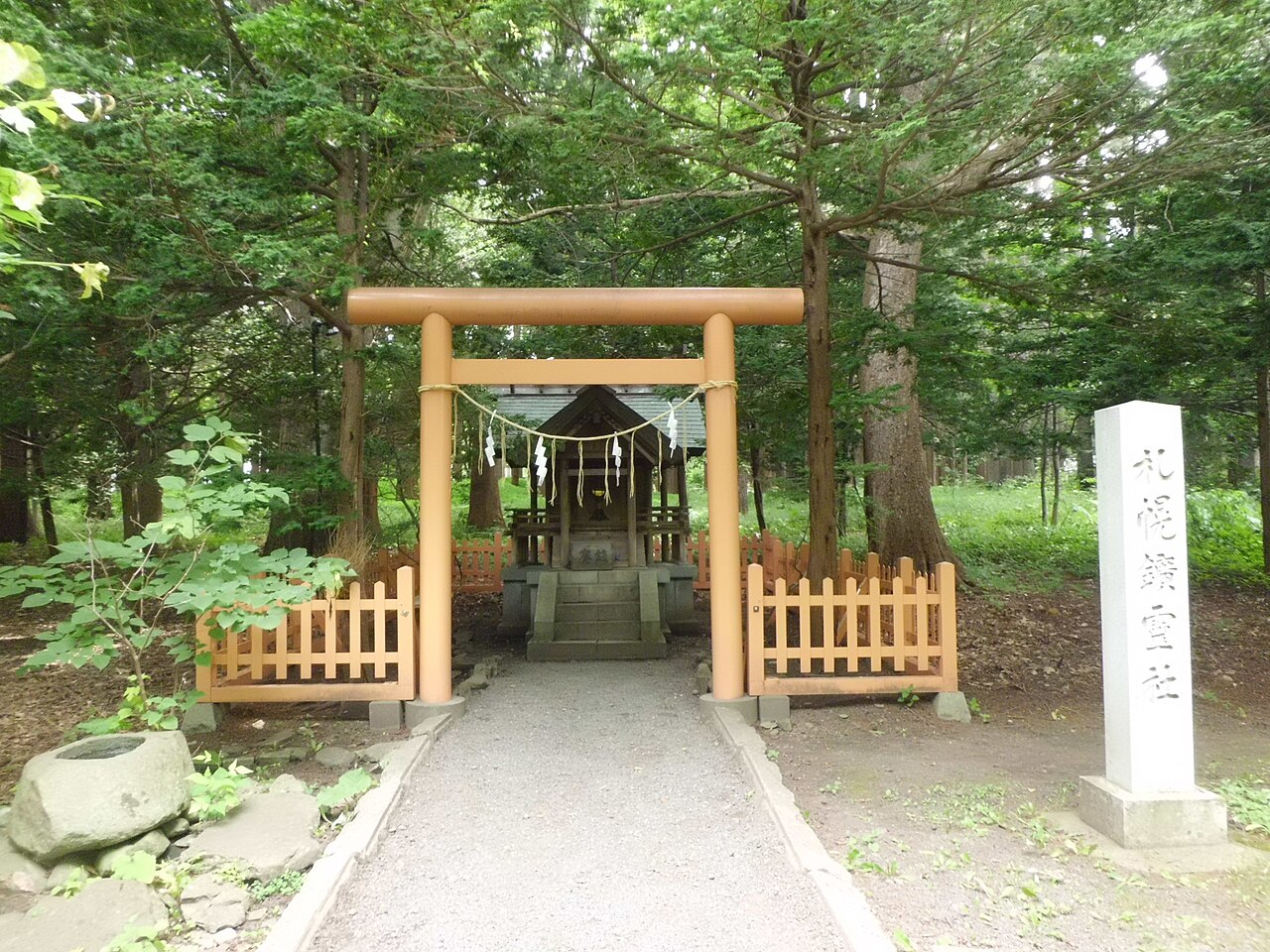 札幌礦靈神社木鳥居、社名柱與後方小型社殿