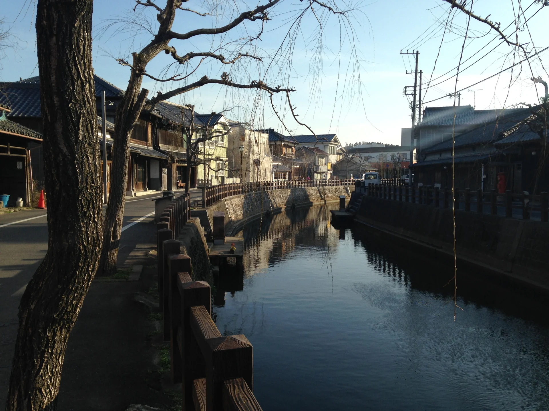 小野川河道、石砌河岸、柳樹與兩側街屋