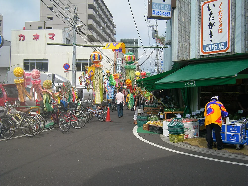 仙台七夕期間的朝市入口（2009年）