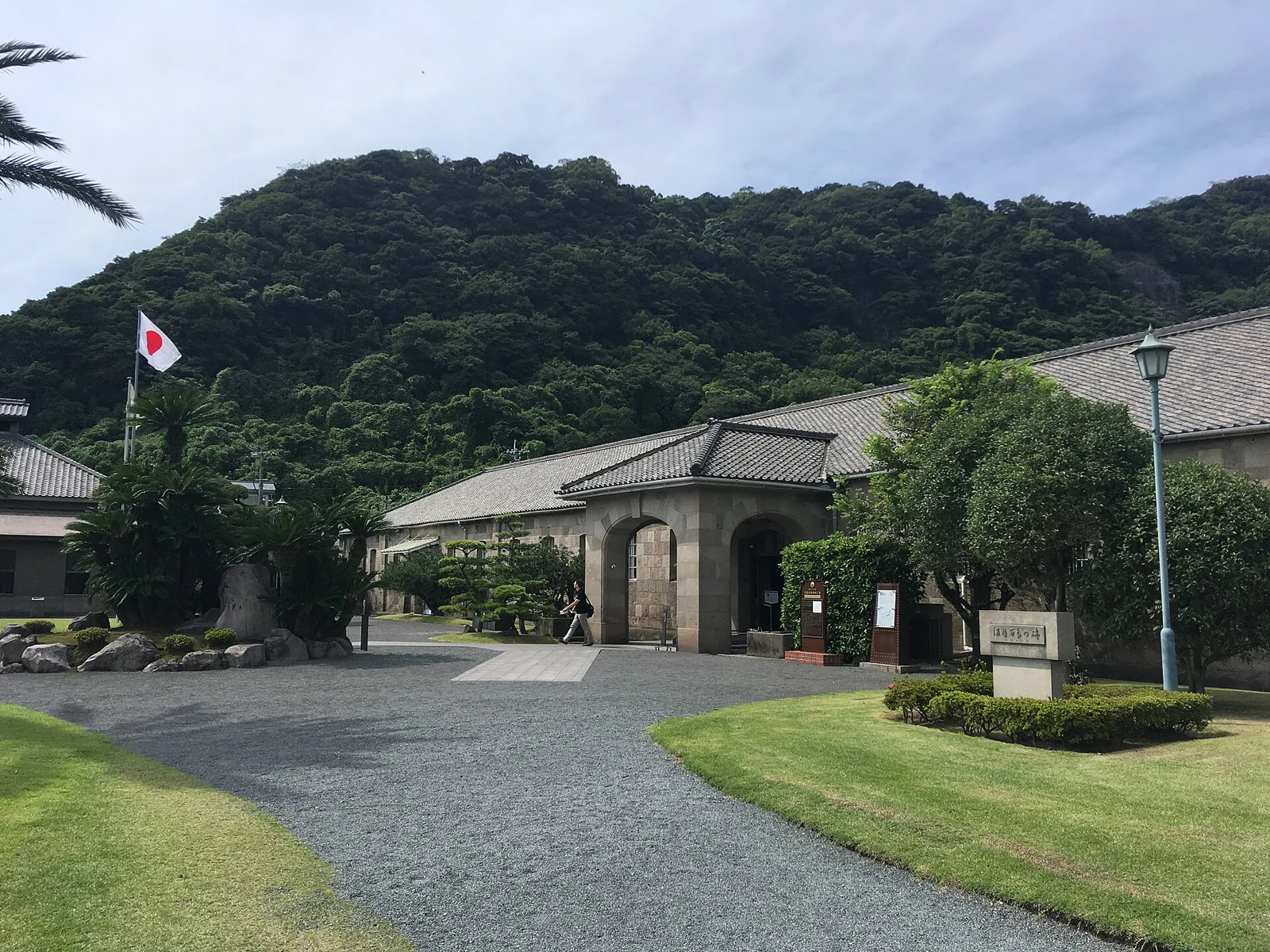 尚古集成館的石造本館、拱形入口與瓦屋頂